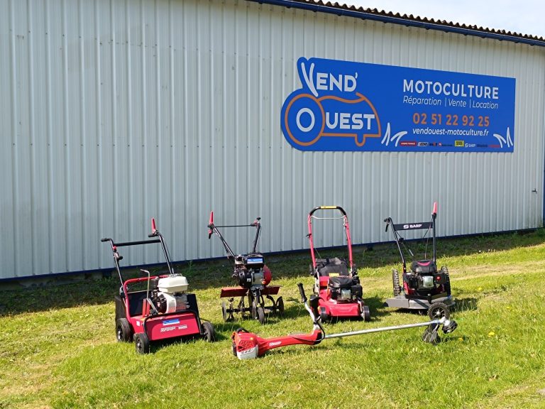 Camion représentant la société Vend'Ouest Motoculture qui répare, vend et loue du matériel de motoculture à Landevieille en Vendée.