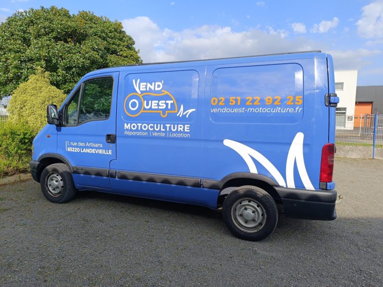Camion représentant la société Vend'Ouest Motoculture qui répare, vend et loue du matériel de motoculture à Landevieille en Vendée.